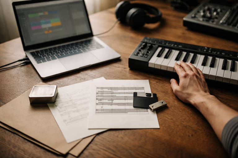 Kan du udgive musik lavet af en MIDI-pack? Min praktiske licens-model (uden panik)